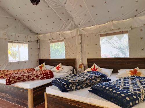 Postel nebo postele na pokoji v ubytování Shakoon Camps & Farmstay Nainital