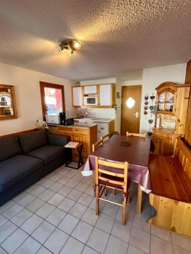 un salon avec un canapé et une table dans l'établissement Appartement Chalets du Pounant, à Bellevaux