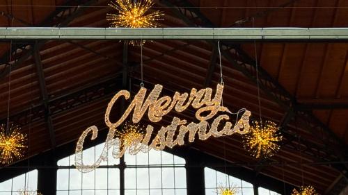 a sign that says merry miracles hanging from a ceiling at Chambre d'hôtes avec salle de bain privée chez Martine in La Tour-de-Peilz