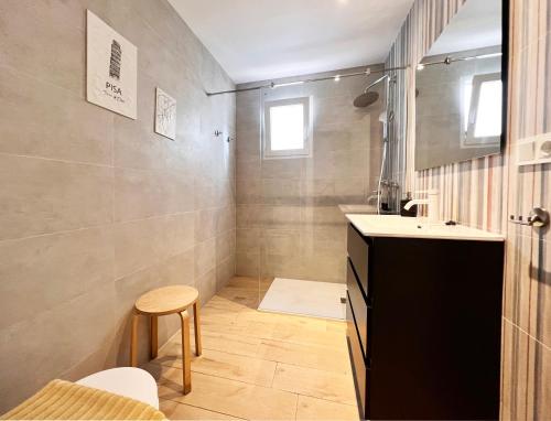 Un baño con un lavabo, un inodoro y un taburete. en Regimiento 2, center, new, quite, parking on request, RG, en Málaga