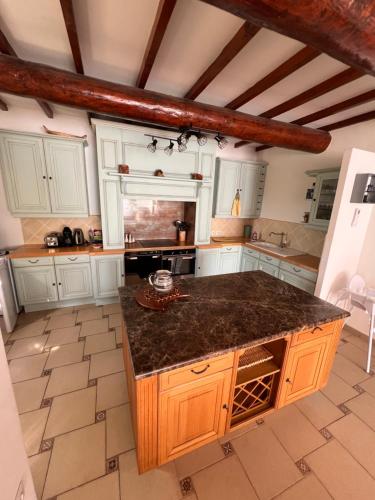 une cuisine avec un grand îlot au milieu dans l'établissement Provencal villa with pool, à Cavillargues