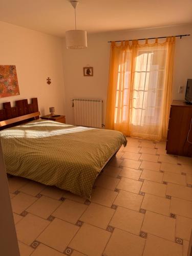 une chambre avec un lit et une fenêtre dans l'établissement Provencal villa with pool, à Cavillargues