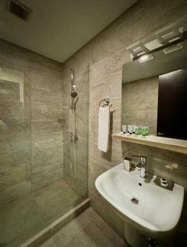 Ένα μπάνιο στο Reikartz City Tbilisi Hotel