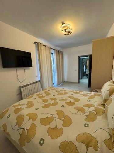 a bedroom with a bed with a leaf pattern on it at Sea Breeze Residence 2 in Mamaia Nord