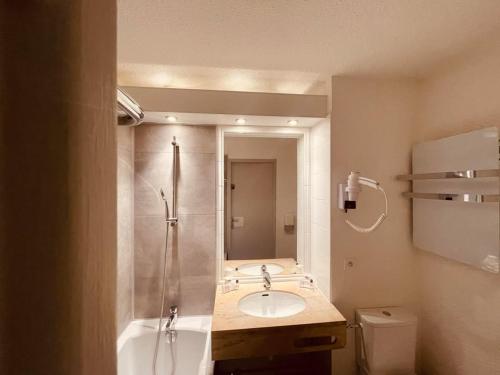 Koupelna v ubytování LE M HOTEL & SPA HONFLEUR