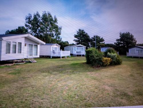 a group of mobile homes in a yard at Happy Havan in Great Yarmouth