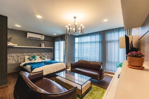 Posezení v ubytování Baan PromTel ,Villa close to Nimman, Resort Pool