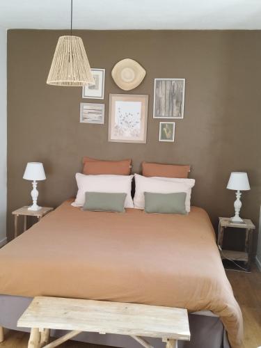 une chambre avec un grand lit avec deux lampes dans l'établissement Home Emoi, à La Gouesnière