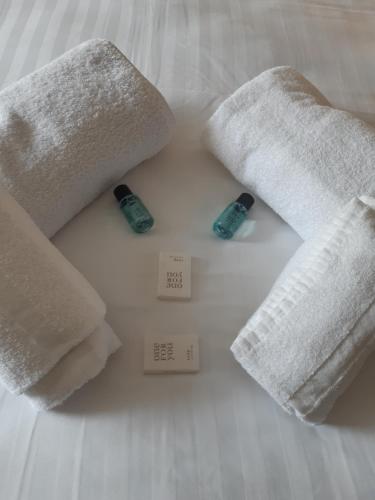 - un lit avec 3 serviettes et 2 batteries dans l'établissement Beau Studio Prado Plage Parc Piscine Stade, à Marseille