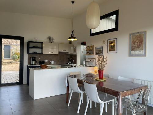 une cuisine et une salle à manger avec une table et des chaises dans l'établissement A Casuccia, à Zonza