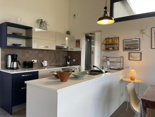 - une cuisine avec un grand comptoir blanc dans une pièce dans l'établissement A Casuccia, à Zonza