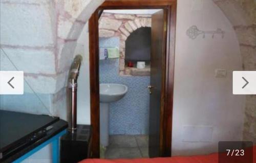 Koupelna v ubytování Alloggio in trullo con bagno indipendente