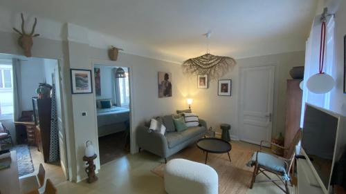 un salon avec un canapé et une table dans l'établissement T3 avec patio Grande Plage Biarritz, à Biarritz