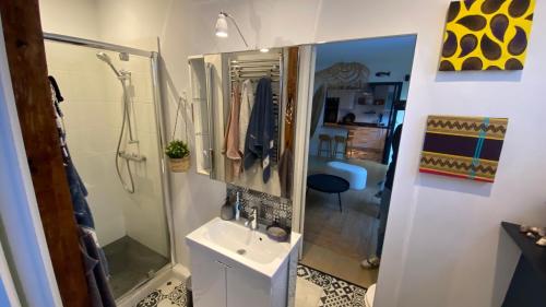 une salle de bain avec un lavabo et une douche dans l'établissement T3 avec patio Grande Plage Biarritz, à Biarritz