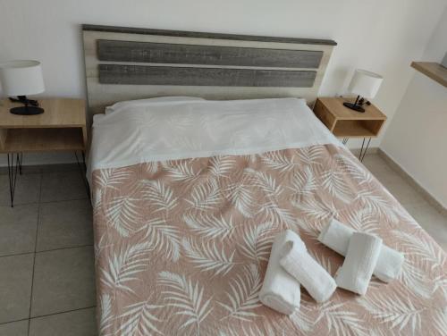 A bed or beds in a room at Eirinis home