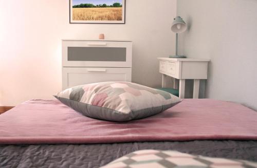 ein Schlafzimmer mit einem Bett mit einem Kissen und einer Kommode in der Unterkunft La Colombière - Vue imprenable sur l'Ardèche - Très Calme - Très bien situé - Résidence Privée in Montélimar