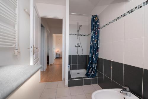 a bathroom with a shower and a sink at Maison Familiale moderne 5p in Sainte Anne d'Auray 