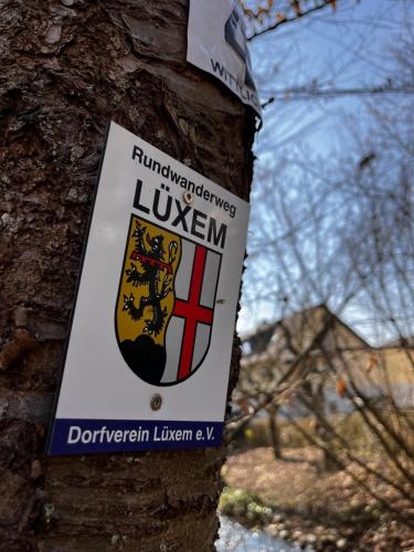 a sign on the side of a tree at Kinderparadies Alt Lüxem in Wittlich