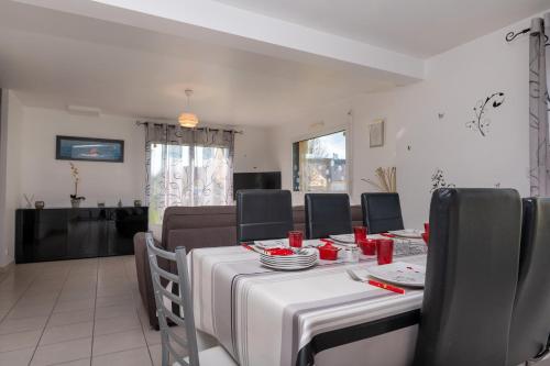 une salle à manger et un salon avec une table et des chaises dans l'établissement Maison Familiale moderne 5p, à Sainte-Anne-d'Auray