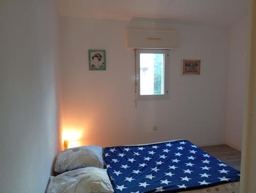 Cette chambre dispose d'un canapé et d'une couverture américaine. dans l'établissement beau t3, proche centre-ville, parking, à Martigues