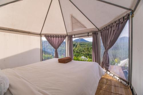 Ένα ή περισσότερα κρεβάτια σε δωμάτιο στο Alam Munduk Glamping