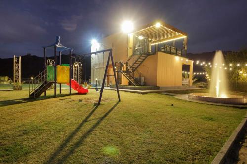 Kawasan permainan kanak-kanak di Green Meadows Farmhouse
