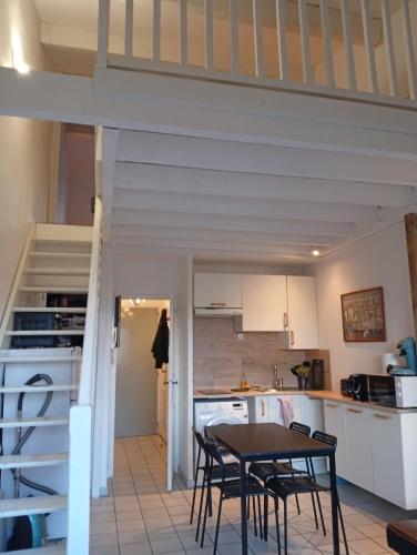 une cuisine et une salle à manger avec une table et des chaises dans l'établissement beau t3, proche centre-ville, parking, à Martigues
