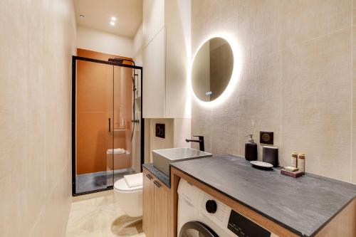 une salle de bain avec un lavabo, des toilettes et un miroir dans l'établissement Amazing apartment 1BR 4P Sacré Coeur Ramey, à Paris