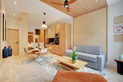 un salon avec un canapé et une table dans l'établissement Amazing apartment 1BR 4P Sacré Coeur Ramey, à Paris