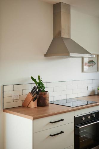 Una cocina o cocineta en Birch Bnb