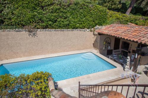 - une vue sur la piscine située à côté d'une maison dans l'établissement Apart villa atypical SEA VIEW AND SWIMMING POOL, à Cannes
