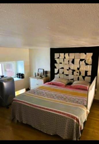 une chambre avec un grand lit dans une pièce dans l'établissement Loft, à Caluire-et-Cuire