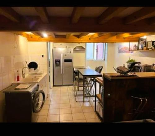 une cuisine avec un évier et une cuisinière four supérieur dans l'établissement Loft, à Caluire-et-Cuire