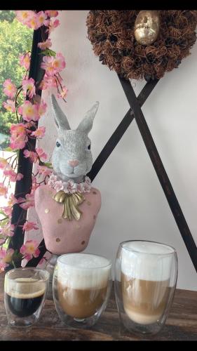 a bunny in apron next to two glasses of milk at B&B La Miniera in Genk