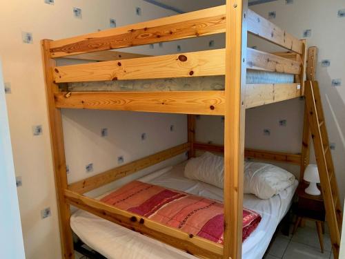 Cette chambre avec lits superposés se trouve dans une maison. dans l'établissement Le Bel vue Montois - Saint Jean de Monts, à Plage-des-Demoiselles