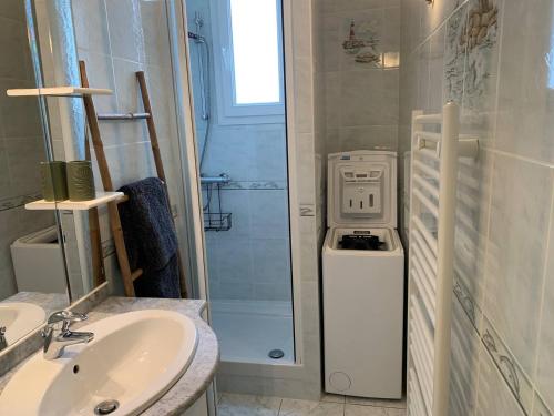 La salle de bains est pourvue d'un lavabo et d'un lave-linge. dans l'établissement Le Bel vue Montois - Saint Jean de Monts, à Plage-des-Demoiselles