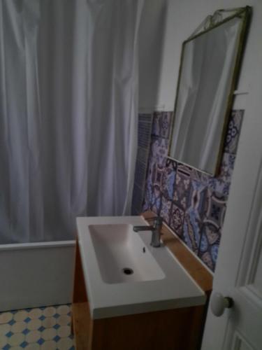 une salle de bain avec un lavabo et un miroir dans l'établissement Appartement près des plages, à Nice