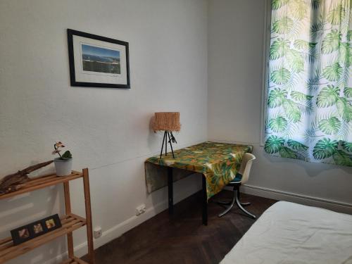 - une chambre avec un bureau et une fenêtre avec un rideau dans l'établissement Appartement près des plages, à Nice