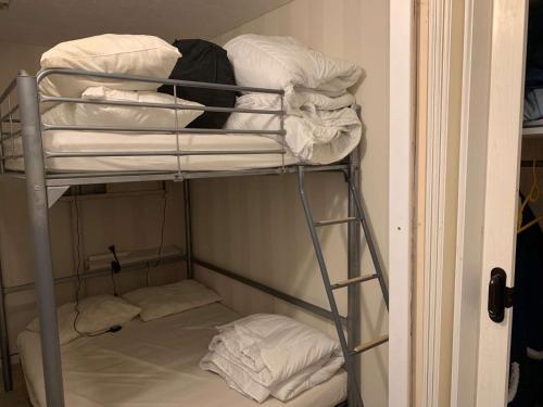 Cette chambre comprend des lits superposés et des serviettes blanches. dans l'établissement Les Vagues du Marais - Saint hilaire de Riez, à Plage-des-Demoiselles