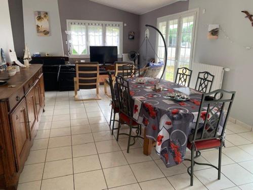 Il dispose d'une cuisine avec une table et des chaises. dans l'établissement Les Grandes Fauvettes - Saint Hilaire de Riez, à La Parée Preneau