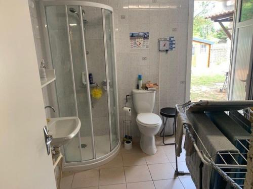 une salle de bain avec une douche, des toilettes et un lavabo dans l'établissement Les Grandes Fauvettes - Saint Hilaire de Riez, à La Parée Preneau