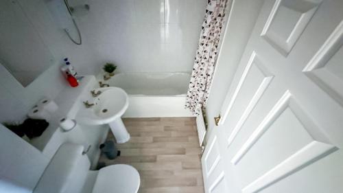 Ένα μπάνιο στο Cosy stylish Duntocher flat near Glasgow