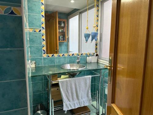 a bathroom with a sink and a mirror at Apartamento Levante Playa Torretjó in Benidorm