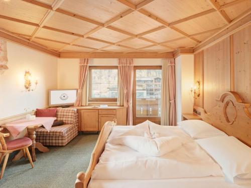Postel nebo postele na pokoji v ubytování Hotel Magdalena Mayrhofen