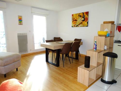 - un salon avec une table et des boîtes dans l'établissement Appartement Saint Gilles Croix de Vie - Alizé, à Saint-Gilles-Croix-de-Vie