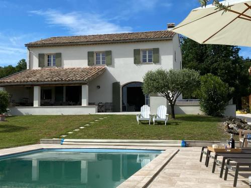une villa avec piscine devant une maison dans l'établissement Maison Roquebeauresse - Piscine privée, à Pougnadoresse