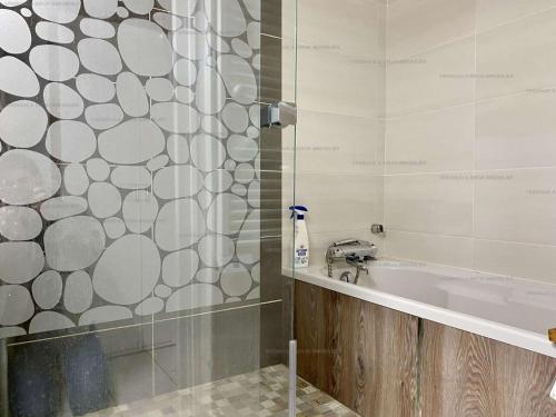 une salle de bain avec un lavabo et une douche dans l'établissement Bleu Marine Saint Gilles Croix de Vie, à Saint-Gilles-Croix-de-Vie