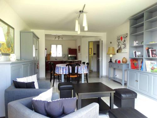 un salon avec un canapé et une table dans l'établissement Nausicaa Saint Gilles Croix de Vie, à Saint-Gilles-Croix-de-Vie