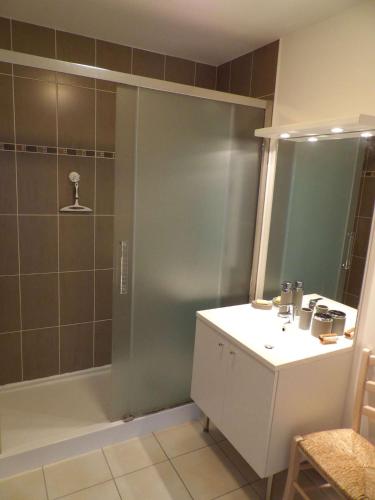 une salle de bain avec une douche, un lavabo et une baignoire dans l'établissement Babord Saint Gilles Croix de Vie, à Le Sablais