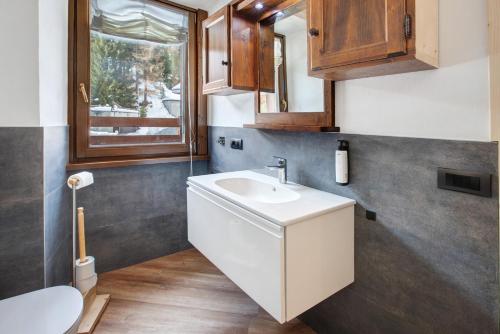 a bathroom with a sink and a toilet at Appartamento Centro Santa Caterina in Santa Caterina Valfurva